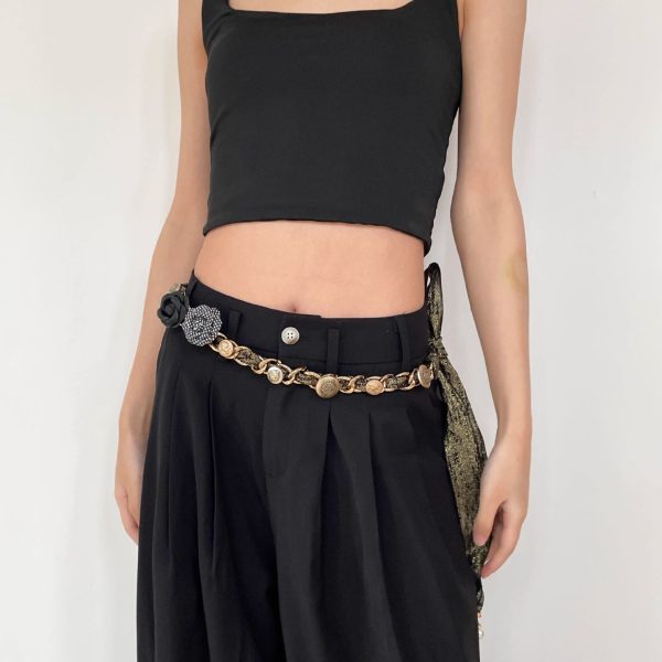 Retro heavy-duty vintage feel, mountain cherry blossom belt style, level of sophistication, petite mini-skirt style, cool girl look
