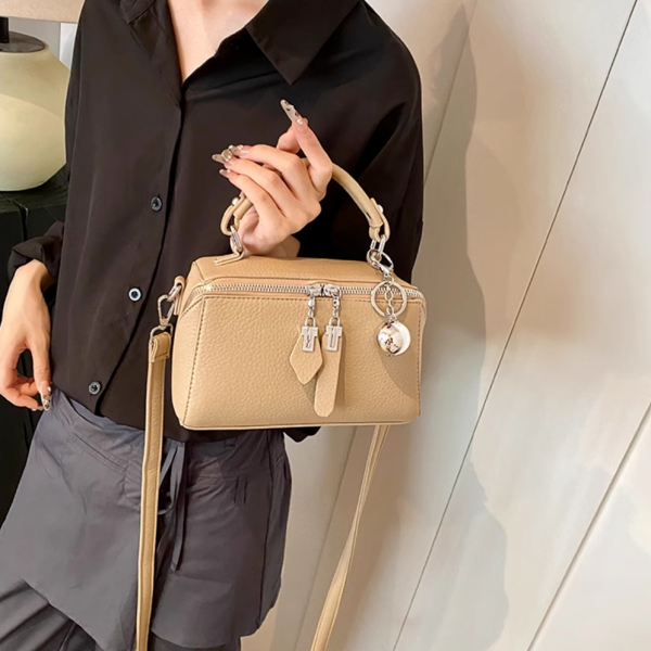Senior sense retro small bag women autumn and winter cross-body bag fashion super fire hand small square bag