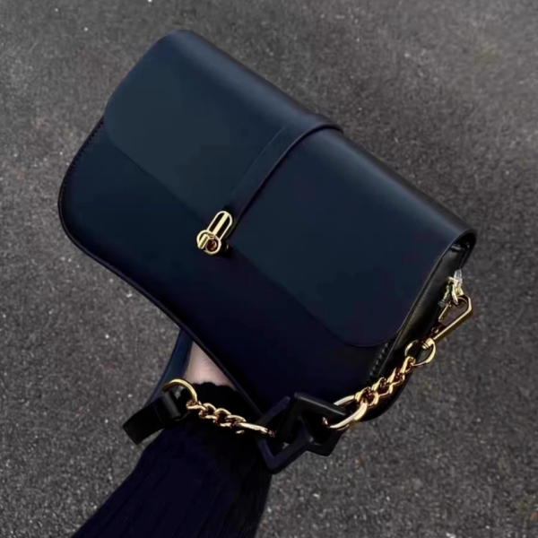 High quality baguette bag fashion light luxury chain underarm saddle bag with a single shoulder crossbody bag women