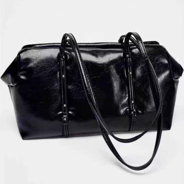 Autumn and winter new niche design Boston retro soft leather motorcycle bag single shoulder underarm bag hand baguette bag